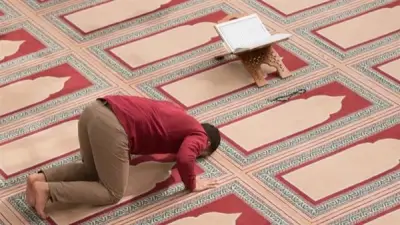 حكم نسيان التشهد الأوسط في الصلاة وطريقة التعويض