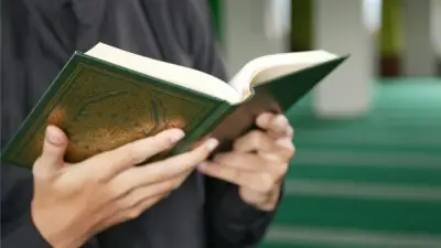 هل يجوز للمرأة قراءة القرآن دون حجاب؟ أمين الفتوى يوضح الحكم
