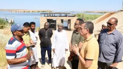 محافظ أسوان يتفقد قرية توماس وعافية ويستمع لمطالب الأهالي على ضفاف بحيرة ناصر