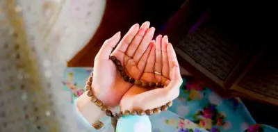 هل يشترط الحجاب عند قراءة الأذكار؟ أمين الإفتاء يوضح الحكم