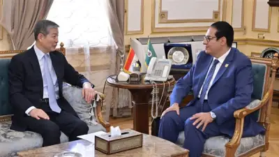 رئيس جامعة القاهرة يبحث مع السفير الصيني تعزيز الشراكات الأكاديمية والبحثية
