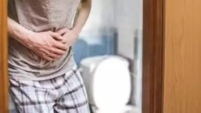 عادة شائعة في الحمام تسبب البواسير ونزيف المستقيم.. متى يصبح الأمر خطيرا؟