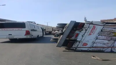 انقلاب سيارة محملة بالزجاج على طريق مصر الإسكندرية الزراعي بالقلويبية