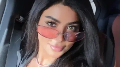 كارولين عزمي تتألق بإطلالة جذابة من سيارتها على إنستجرام