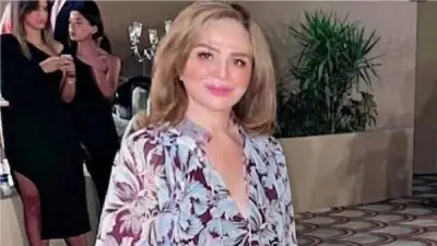 إلهام شاهين تتألق بفستان وردي وتستمر في تصوير فيلم الحافي