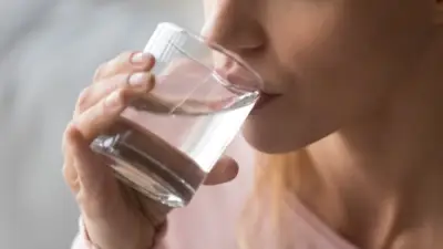 هل شرب الماء أثناء الطعام يسبب زيادة الوزن؟ الحقيقة الكاملة