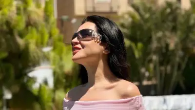 مي عز الدين تخطف الأنظار في أحدث جلسة تصوير بإطلالة وردية