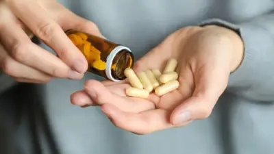 استشاري تجميل: فيتامين B12 أساسي لصحة الأظافر والعلاج الموضعي والفموي معًا