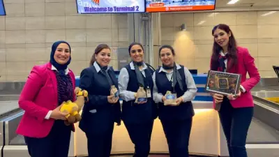 مطار القاهرة يحتفل مع الركاب برأس السنة الهجرية بتوزيع الهدايا والحلوى