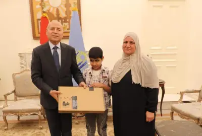 محافظ القاهرة يحقق أمنية طالب من ذوي الهمم ويهديه جهاز لاب توب