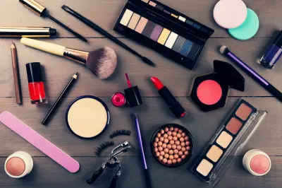 مستحضرات التجميل قد تتحول إلى خطر.. انتبهي لهذه العلامات