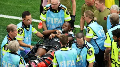 بالعكازين والدموع: استقبال أسطوري لكونيه بعد إصابة هزت المونديال