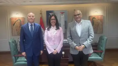 وزيرة الثقافة تبحث مع محافظ القاهرة تطوير مسارح الطليعة والعرائس