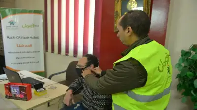 تسليم 8 سماعات طبية بقرية المنوفية دعماً لذوي الهمم