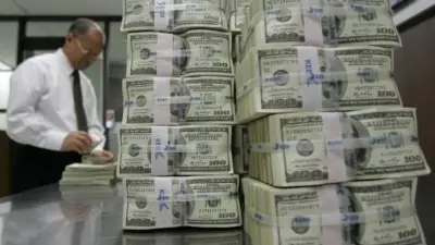 الدولار يقفز بعد تثبيت الفائدة الأمريكية والأسواق تترقب تشديدًا نقديًا جديدًا