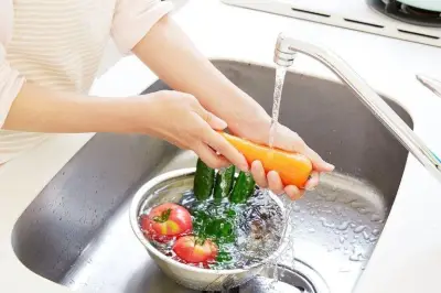 طرق سهلة وفعالة لتنظيف الفواكه والخضروات قبل تناولها