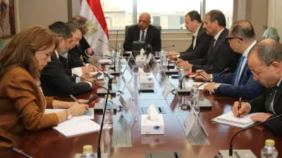 وزير الكهرباء يبحث مع البنك الأوروبي تعزيز الشراكة في مشروعات الطاقة المتجددة