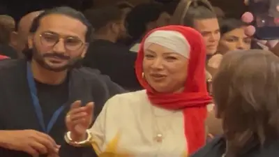 انتصار تظهر بالحجاب في العرض الخاص لفيلم صقر وكناريا