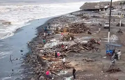 كارثة بيئية على سواحل جواتيمالا: أطنان من البلاستيك تجرفها أمواج المحيط الهادئ
