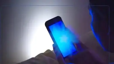 وداعا لإجهاد العين.. نصائح عند استخدام الهاتف في الظلام