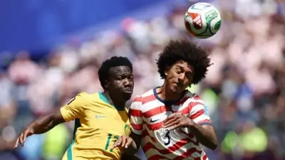إصابة الحكم الألماني فيليكس تسفاير قبل نهاية مباراة أمريكا وأستراليا في كأس العالم 2026