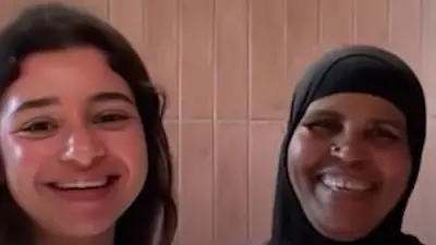 فيديو عفوي لفتاة تحتضن عاملة نظافة يثير تفاعلاً واسعاً على مواقع التواصل