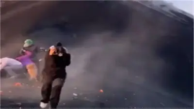 ثوران مفاجئ لبركان فويجو في جواتيمالا يثقب معطف فتاة خلال تسلق سياحي