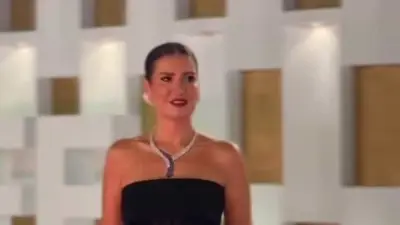 هنا شيحة تتألق بإطلالة لافتة بالأسود والأبيض في أحدث صورها على إنستجرام