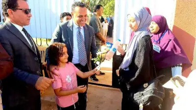 رئيس مركز بلاط يستقبل طلاب الثانوية بالورود والوجبات الخفيفة