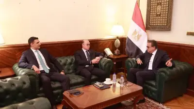 وزير الصحة يبحث تشريعاً جديداً للحد من المشروبات مرتفعة السكر