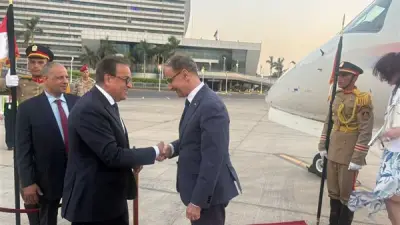 وزير الصحة يستقبل رئيس وزراء صربيا في مطار القاهرة لتعزيز التعاون الصحي