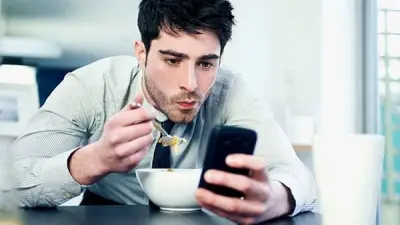 الصحة تكشف علاقة الموبايل بآلام الرقبة والعمود الفقري