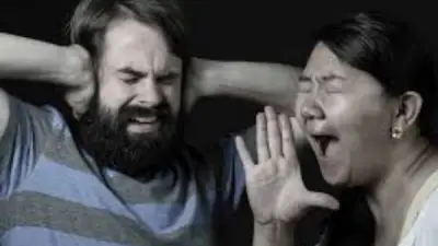كيف يحافظ الطبيب النفسي على صحته النفسية وسط الاستماع لقصص مؤلمة يوميًا؟