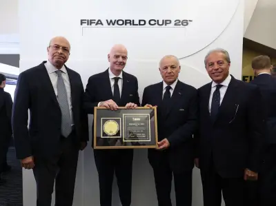 إنفانتينو يهدي أبو ريدة تذكار كأس العالم باسم الرئيس السيسي