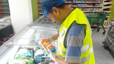 حملات تفتيشية بأسوان تضبط 161 كجم مواد غذائية منتهية الصلاحية