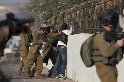 الاحتلال يعتقل 14 فلسطينيا ويصعد اقتحاماته في الضفة الغربية