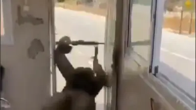 فيديو: جندي إسرائيلي يتعثر ويسقط هرباً من مسيرة حزب الله