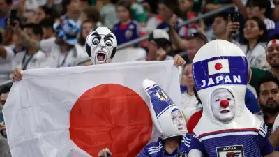 جماهير اليابان تخطف الأنظار بتنظيف المدرجات بعد رباعية تونس في كأس العالم