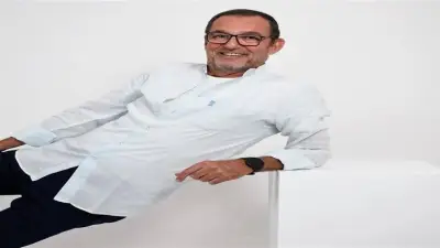 مصدر طبي يوضح سبب عدم نقل الفنان محمد مرزبان لمستشفى بالقاهرة بعد الحادث