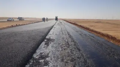 وزير النقل يوجه برصف 25 كم بالصحراوي الغربي استجابة لمطالب محافظ أسوان والأهالي