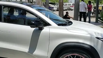 وصول شقيق الفنان محمد مرزبان إلى مستشفى أبو خليفة لإنهاء إجراءات تشييع الجثمان