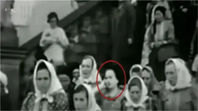 صورة غامضة من 1937 تثير جدلاً حول السفر عبر الزمن.. امرأة تتحدث بهاتف محمول