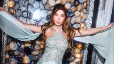 نانسي عجرم تخطف الأنظار بفستان بيبي بلو في أحدث ظهور لها