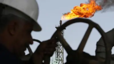 النفط يهبط بأكثر من 4% بعد اتفاق أمريكي إيراني مبدئي لإعادة فتح مضيق هرمز