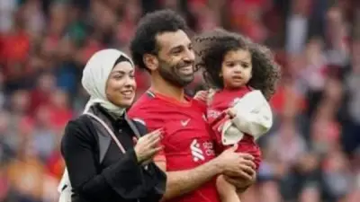 في عيد ميلاده الـ34.. صور نادرة تجمع محمد صلاح بزوجته وبناته