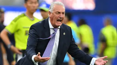 مدرب باراجواي يطلب حماية لاعبيه ويهاجم وسائل الإعلام