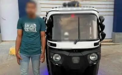ضبط سائق توك توك بالبحيرة لوضع ملصقات خادشة للحياء على مركبته
