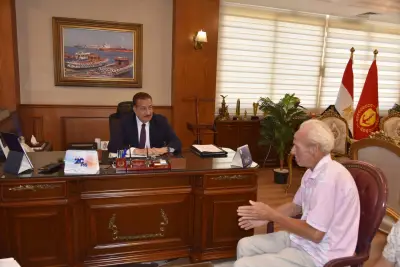 محافظ بورسعيد يلتقي عم محمد صاحب التاكسي المسروق في لفتة إنسانية