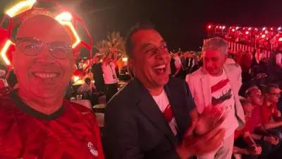 رئيس الوزراء ووزيران يحتفلون بهدف مصر في شباك بلجيكا في مشهد عفوي