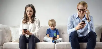 أستاذ طب نفسي يحذر من الإفراط في استخدام التكنولوجيا ويؤكد أنه يؤدي للعزلة والاضطرابات السلوكية
